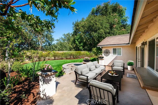 2275 Shadow Spring Place, Westlake Village CA: https://media.crmls.org/medias/b829635f-32e9-45f9-b5dc-ffb05415d2f0.jpg