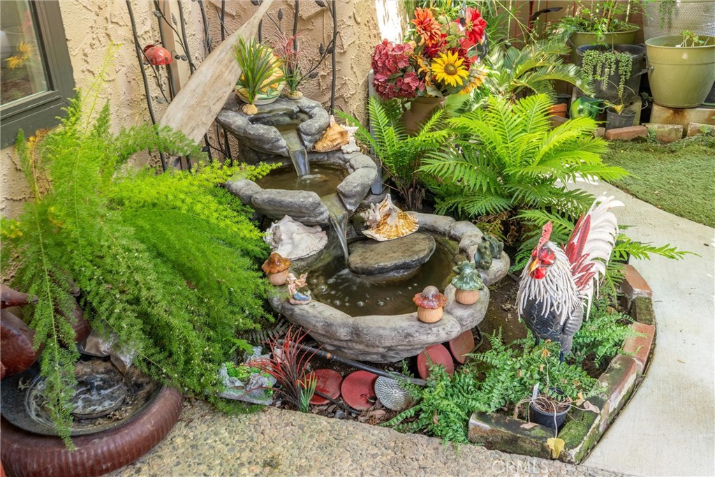 https://media.crmls.org/medias/b82ad8b8-c7d1-43f5-8096-5da08343f5b8.jpg?preset=X-Large