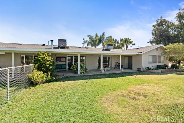3298 N Zediker Avenue, Sanger CA: https://media.crmls.org/medias/b82b6e9e-2712-4ea7-9ca0-d9aac41a96e1.jpg