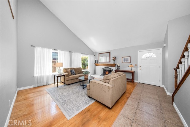 2060 Belgrave Court, Simi Valley CA: https://media.crmls.org/medias/b82dee70-dcf7-47c1-9329-1f3382e08f83.jpg