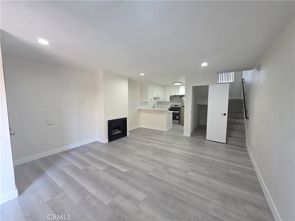 6911 Woodley #106