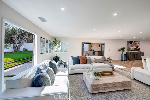 Detail Gallery Image 19 of 41 For 24250 Friar St, Woodland Hills,  CA 91367 - 4 Beds | 4 Baths