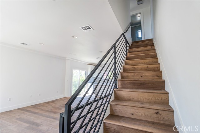 4507 W 18th St Drive, Los Angeles CA: https://media.crmls.org/medias/b833470d-88bd-4661-a2ef-38b40d6a7ae7.jpg