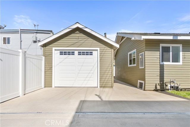 1027 E 10th St, Long Beach CA: https://media.crmls.org/medias/b8334954-05e1-4e7c-8274-55ec4a3036bb.jpg