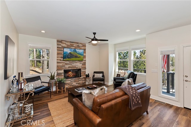 Detail Gallery Image 5 of 48 For 942 Lucerne, Lake Arrowhead,  CA 92352 - 4 Beds | 3/1 Baths