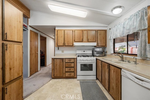519 W Taylor Street, Santa Maria CA: https://media.crmls.org/medias/b8387353-19c3-44af-8a84-ef713bf6c62e.jpg