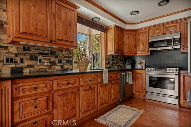 Detail Gallery Image 13 of 45 For 915 Trinity, Lake Arrowhead,  CA 92352 - 5 Beds | 3/1 Baths