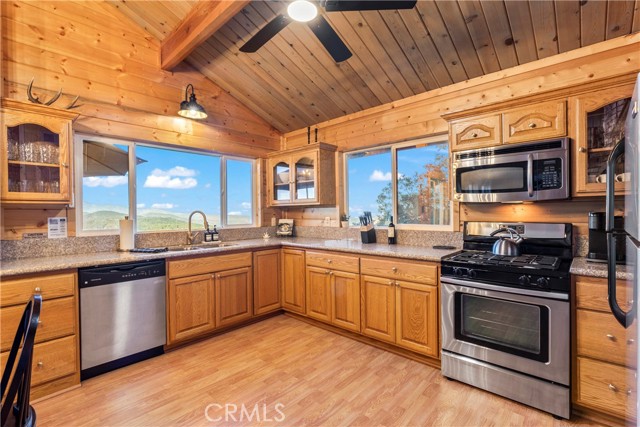 Detail Gallery Image 11 of 44 For 816 Chamois Dr, Crestline,  CA 92325 - 3 Beds | 2/1 Baths