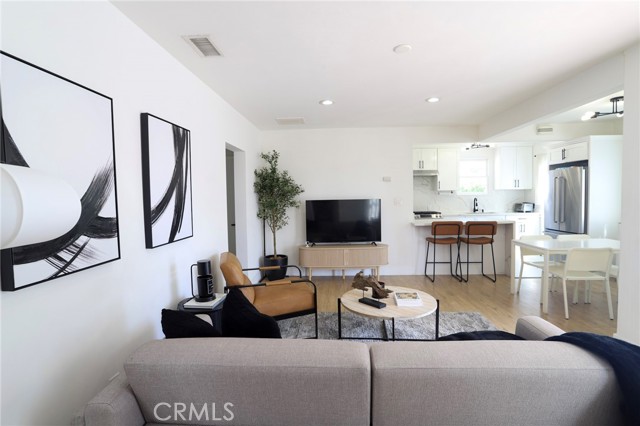 Detail Gallery Image 5 of 35 For 8129 Radford Ave, North Hollywood,  CA 91605 - 6 Beds | 4 Baths
