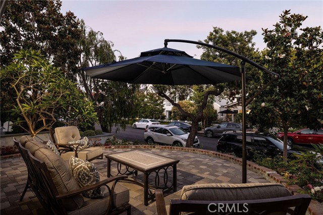 305 Poinsettia Avenue, Corona del Mar CA: https://media.crmls.org/medias/b83bb4f9-bb11-454b-9ae3-86fefd48f834.jpg