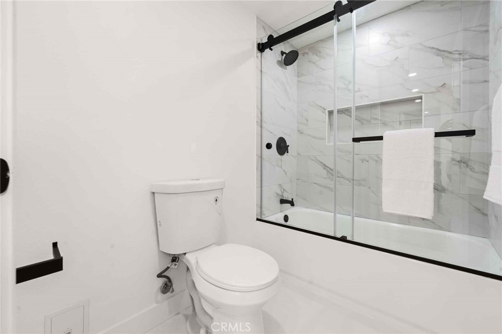 https://media.crmls.org/medias/b83fd0e1-4c5a-4c15-9835-0cc92e1bcc7a.jpg?preset=X-Large