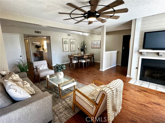 Detail Gallery Image 2 of 27 For 16581 Grunion Lane #204,  Huntington Beach,  CA 92649 - 2 Beds | 2 Baths