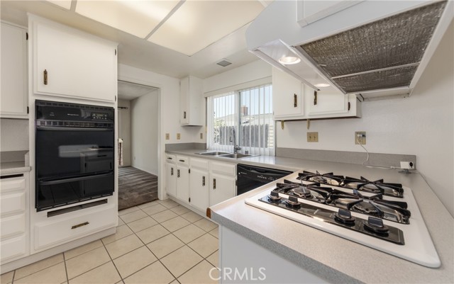 Detail Gallery Image 5 of 22 For 526 Nottingham Dr, Redlands,  CA 92373 - 4 Beds | 2 Baths