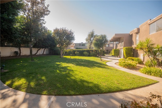 Detail Gallery Image 6 of 8 For 18110 Killion St #2,  Tarzana,  CA 91356 - 3 Beds | 2 Baths