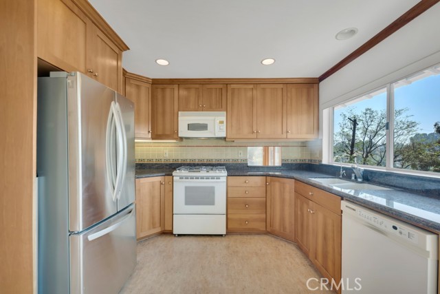 22210 Miston Drive, Woodland Hills CA: https://media.crmls.org/medias/b8463585-9d6f-4dd3-93ca-9d8c369e69bc.jpg