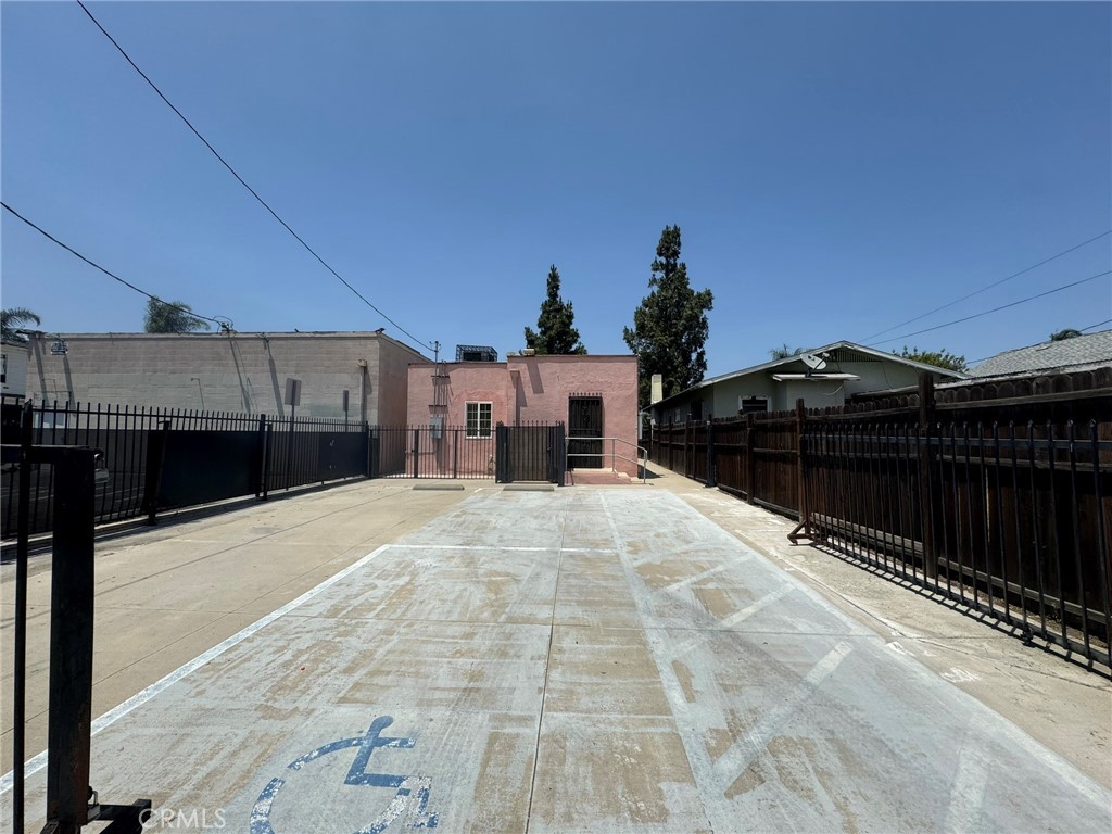 https://media.crmls.org/medias/b848f680-603f-453b-b991-18f243bf14c4.jpg?preset=X-Large