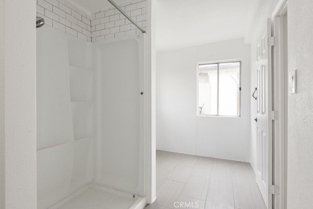 https://media.crmls.org/medias/b849b401-dcdf-462c-83f2-a17dd68303f3.jpg?preset=X-Large