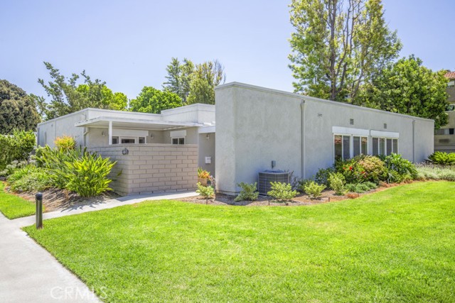 2372 Via Mariposa W, Laguna Woods CA: https://media.crmls.org/medias/b849da35-add3-47c3-801d-e9ea3cac0269.jpg