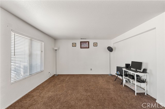 16029 White Mountain Place, Victorville CA: https://media.crmls.org/medias/b84d0798-1c9c-4786-afbe-e8adaaaf5007.jpg