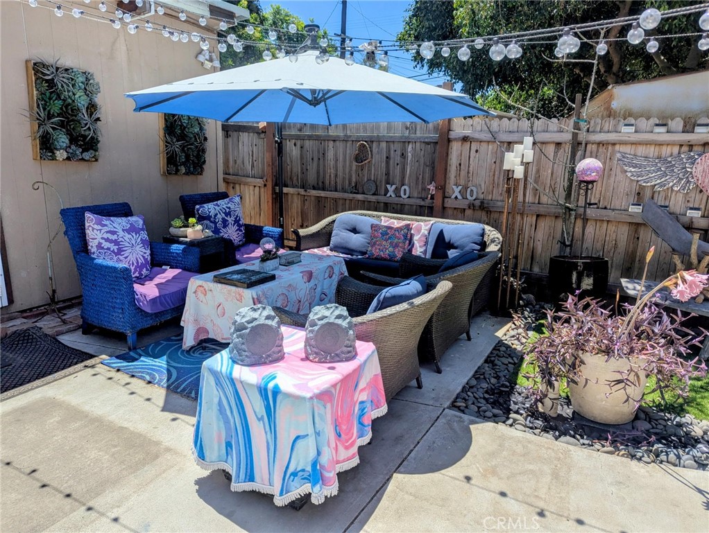 https://media.crmls.org/medias/b852e441-f2f6-493c-9a87-bf07610a6628.jpg?preset=X-Large