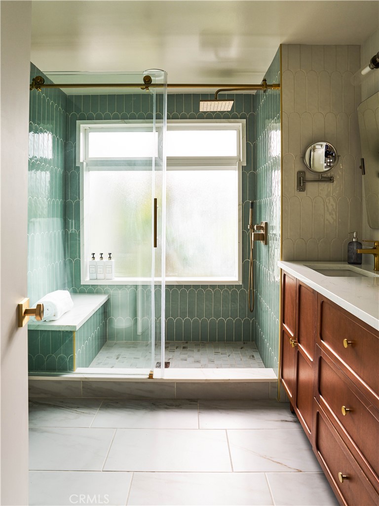 https://media.crmls.org/medias/b8547f52-0f98-4889-ac39-2f443079f2ac.jpg?preset=X-Large