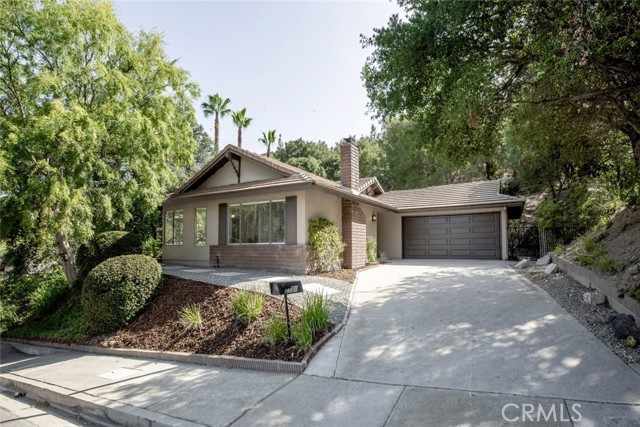 2101 El Arbolita Drive, Glendale CA: https://media.crmls.org/medias/b8553017-e7ec-4b3c-a631-7ccc7d62ebf7.jpg