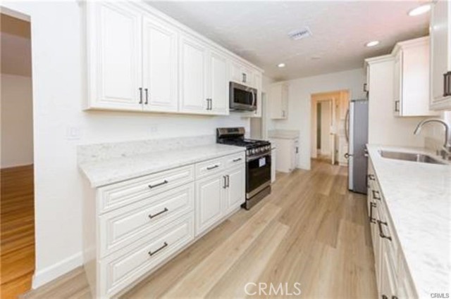Detail Gallery Image 4 of 16 For 15853 Romar St, Granada Hills,  CA 91343 - 3 Beds | 2 Baths