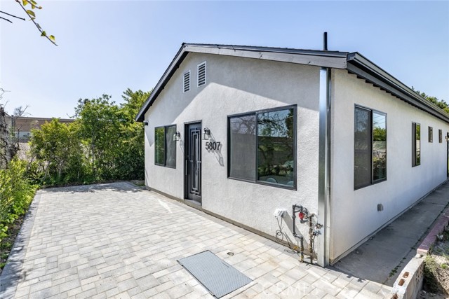 5805 Bucknell Avenue, Valley Village CA: https://media.crmls.org/medias/b8575d34-2410-4eaa-b6da-79100c944c95.jpg