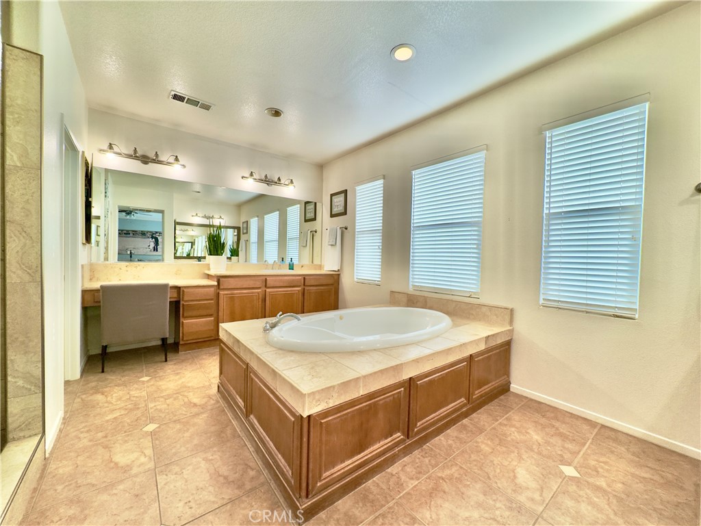 https://media.crmls.org/medias/b85ebb55-12a8-4bd9-8ecb-4bc553abda6f.jpg?preset=X-Large