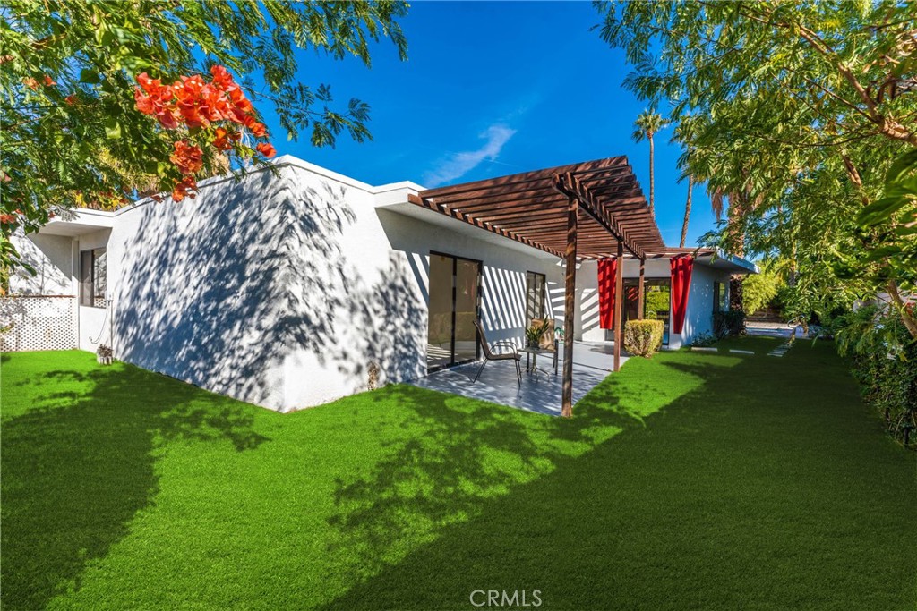 https://media.crmls.org/medias/b85ff847-ba67-4a7c-803a-c5866f2d288d.jpg?preset=X-Large