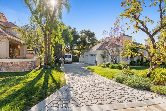 Detail Gallery Image 4 of 57 For 15562 Bronco, Canyon Country,  CA 91387 - 4 Beds | 4 Baths