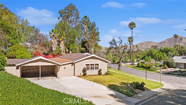 Detail Gallery Image 6 of 42 For 134 W Broadbent, Riverside,  CA 92507 - 4 Beds | 3 Baths