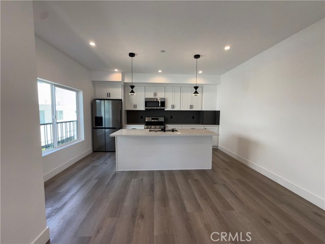 Detail Gallery Image 10 of 16 For 21721 Hart St, Canoga Park,  CA 91303 - 3 Beds | 2 Baths