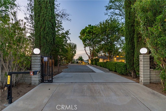 Detail Gallery Image 5 of 74 For 2755 W Avenue, Palmdale,  CA 93551 - 5 Beds | 3/1 Baths