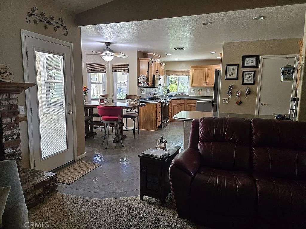 https://media.crmls.org/medias/b86c6d5a-474b-4da6-be98-c4a5b775d043.jpg?preset=X-Large