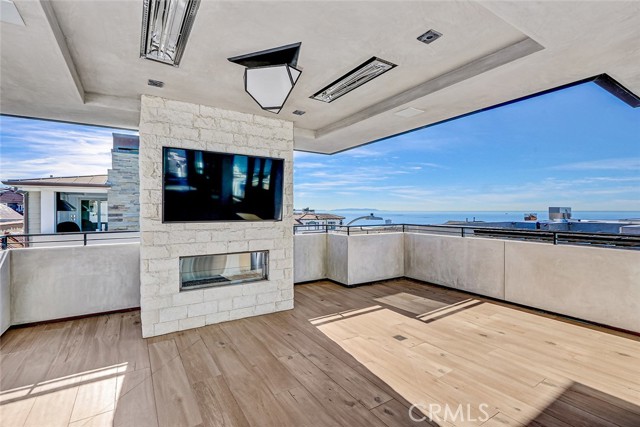 Detail Gallery Image 16 of 47 For 2016 Ocean, Manhattan Beach,  CA 90266 - 5 Beds | 5/2 Baths