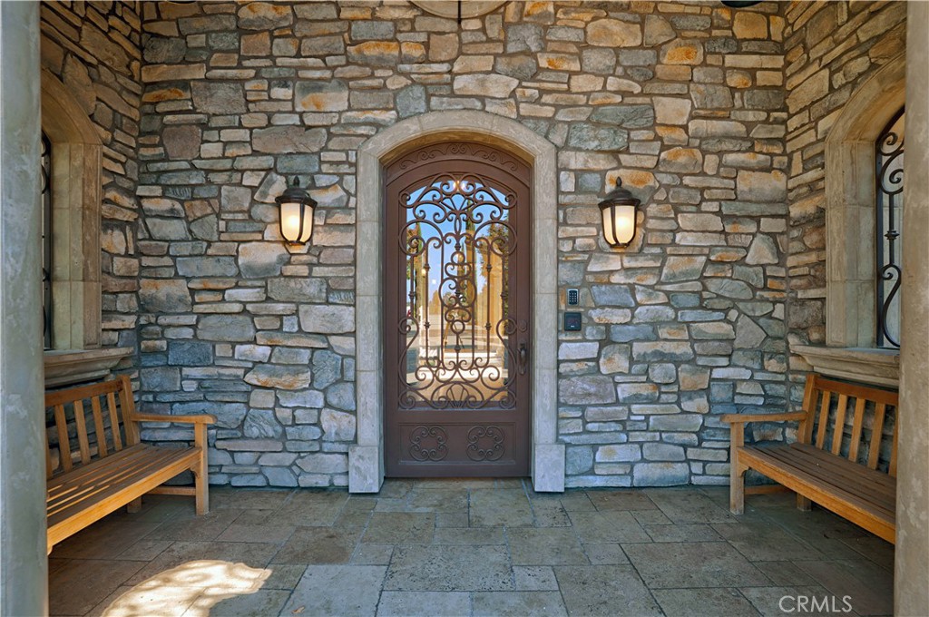 https://media.crmls.org/medias/b86f0b32-69ba-49f8-91a2-f17c73b4623d.jpg?preset=X-Large
