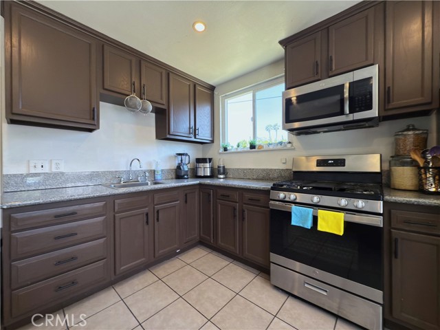 851 Amador Avenue, Ontario CA: https://media.crmls.org/medias/b870b3f5-1fe5-4676-ab34-1bacca620965.jpg