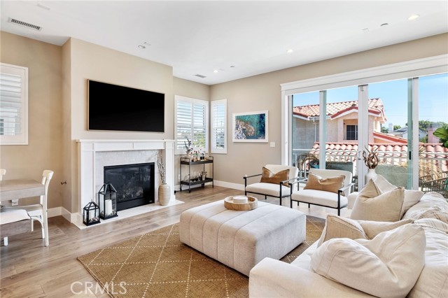 Living Room with fireplace