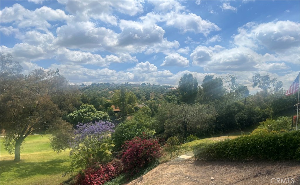 https://media.crmls.org/medias/b8715d57-69ff-40d0-a235-d9897b694813.jpg?preset=X-Large