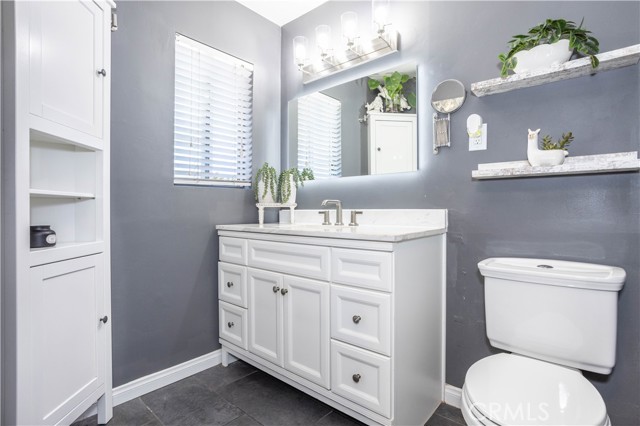 Detail Gallery Image 7 of 28 For 8006 Zelzah, Reseda,  CA 91335 - 4 Beds | 2 Baths