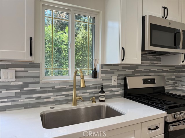 Detail Gallery Image 5 of 22 For 15159 La Maida St #B,  Sherman Oaks,  CA 91403 - 1 Beds | 1 Baths