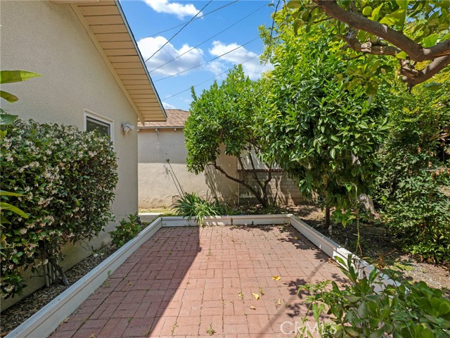4854 Ranchito Avenue, Sherman Oaks CA: https://media.crmls.org/medias/b877ee4c-b792-45eb-a358-af076665a339.jpg