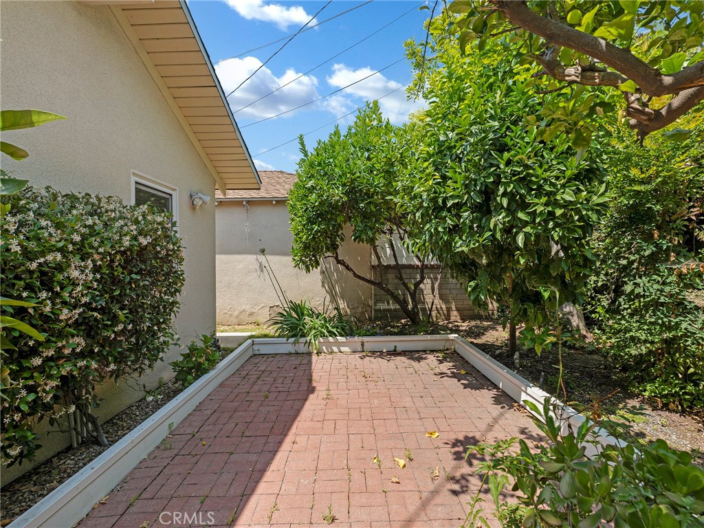 https://media.crmls.org/medias/b877ee4c-b792-45eb-a358-af076665a339.jpg?preset=X-Large
