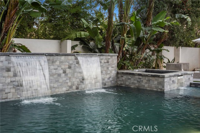 5265 Del Moreno Drive, Woodland Hills CA: https://media.crmls.org/medias/b87ae0ac-2211-4482-bc65-76a8bb093d84.jpg