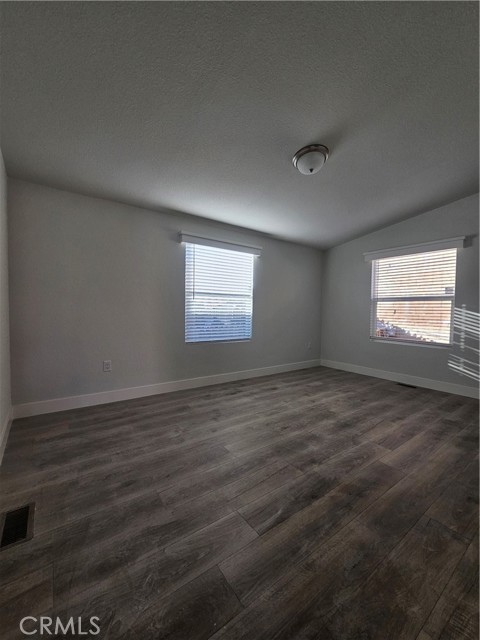 350 San Jacinto Avenue, Perris CA: https://media.crmls.org/medias/b87cbd09-8d84-457b-99fd-82f272458e89.jpg