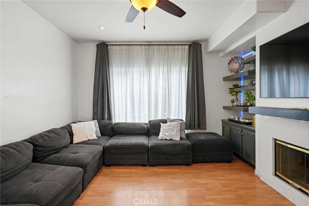 https://media.crmls.org/medias/b8821fb3-bda2-4d43-8c34-6ecf64877386.jpg?preset=X-Large