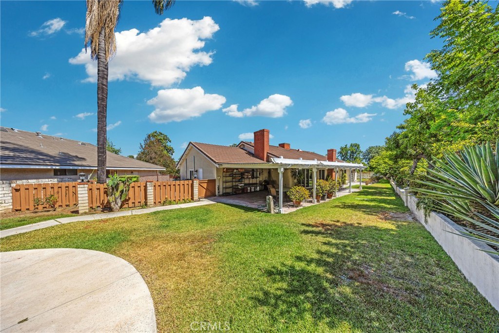 https://media.crmls.org/medias/b8843149-9523-4b41-a7f7-2573bceb7e42.jpg?preset=X-Large