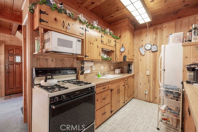 Detail Gallery Image 2 of 36 For 39820 Snowball, Big Bear Lake,  CA 92315 - 3 Beds | 1/1 Baths