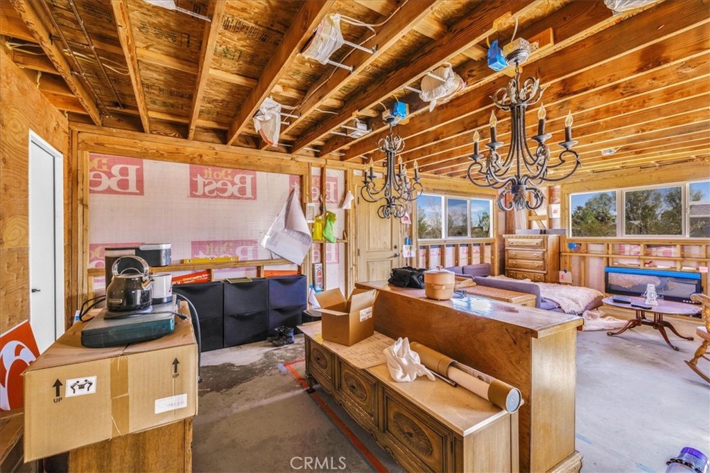 https://media.crmls.org/medias/b885173b-3803-4dbc-9e7b-74cb03cef601.jpg?preset=X-Large